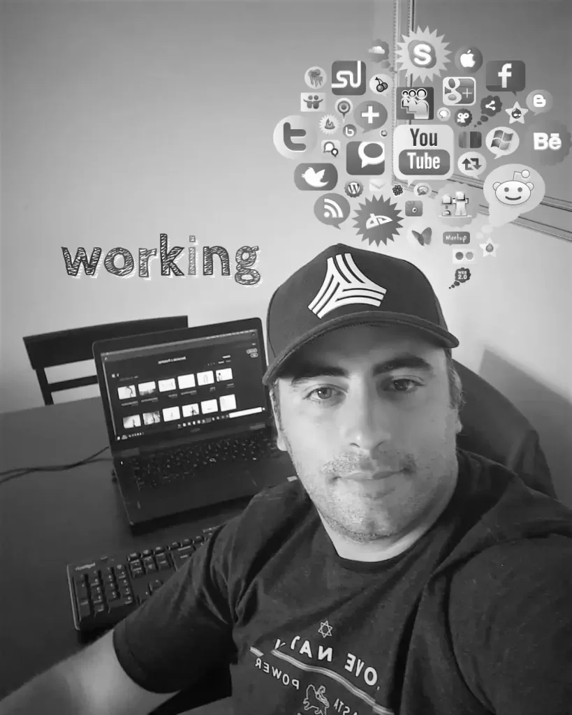 Oscar trabajando en las redes sociales